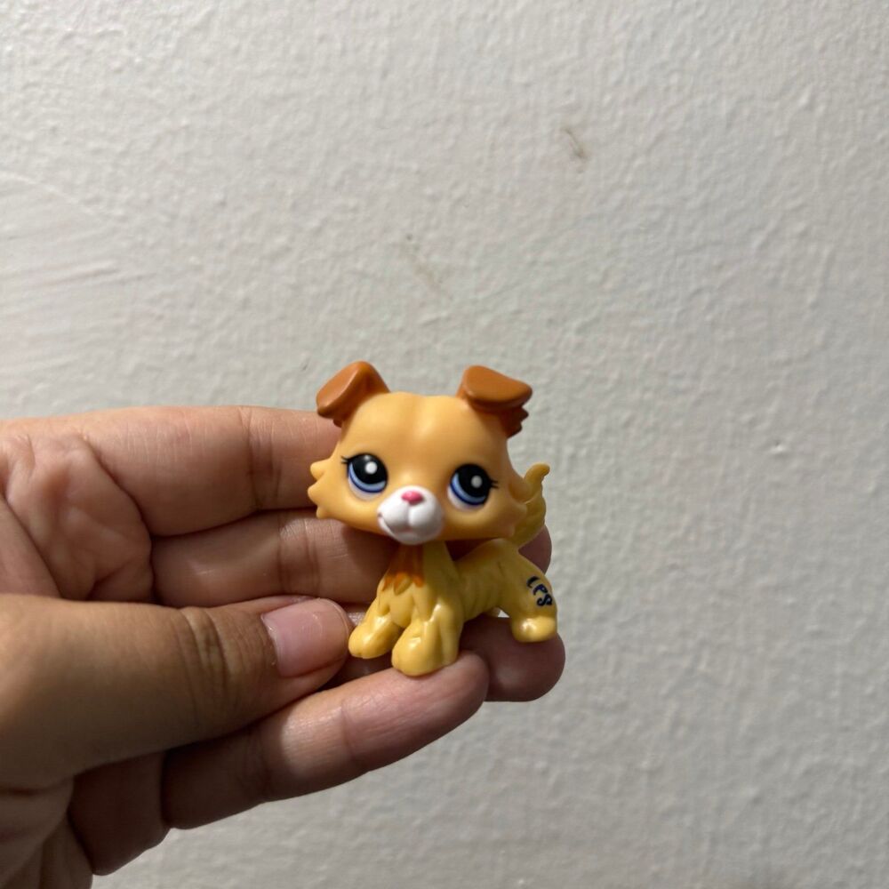 Littlest Pet Shop LPS Authentic 2452 Blind Bag Yellow Collie Blue Eyes